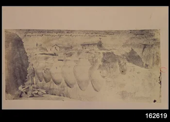 Skisse av en butikk med ni gigantiske amforaer i de nedre nivåene av Temple of Minerva, fra Troja-utgravningene (penn og blekk og vask)